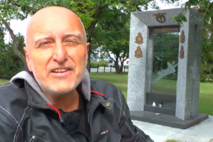 Standa Berkovec dostaveníčko s Jawou u pomníku Československých letců 